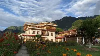 Danba yunshangzangjia Resdrt Hotel Hotels near Zhonglu Tibetan Village No. 2 Viewing Point