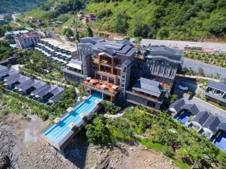 Lushui Denggeng Hot Spring Banshan Hotel