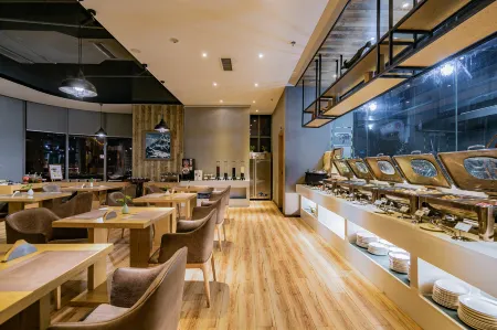 Theme Care U Well Hotel (Chengdu East Railway Station 468) Отели рядом с достопримечательностью «Sichuan Normal University (East Campus)»