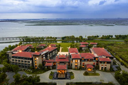 North Arcus Hotel Отели рядом с достопримечательностью «Yangcheng Lake Lotus Island»