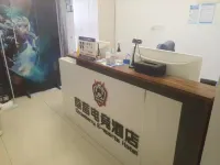 Strawberry E-sports Hotel (Xinxiang East Station Parker Residence Shop)