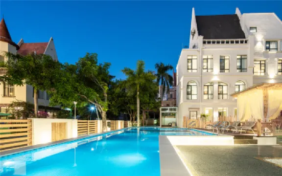 Pineapple Honey Resort B&B (Beihai Yintan Branch) Hotels near Yinhai