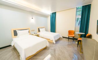 The hotel room offers a bedroom with double beds, a large table in the middle, and two single beds at Jingu Business Hotel (Chigang Subway Station, Guangzhou Weizhou Convention and Exhibition Center)