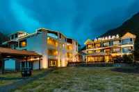 YEMU  HOT  SPRING  HOTEL Hotels in Zhonggu Village/Mugecuo