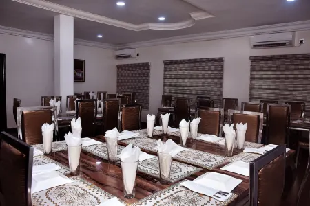 New Point Hotel and Suites Отели рядом с достопримечательностью «Unity Park»