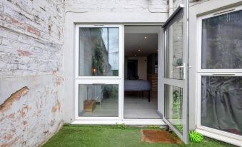 1-Bed Flat in West London Sleeps 2