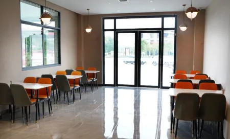 Elong Me Anlai Hotel (Shangrao Yiyang High-Speed Railway Station) Отели в г. Иян