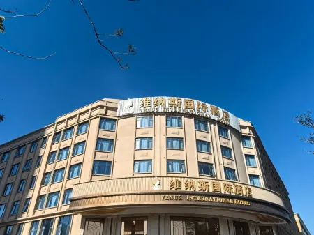 Vienna International Hotel (Shenzhen North Railway Station Dalang Commercial Center Branch)