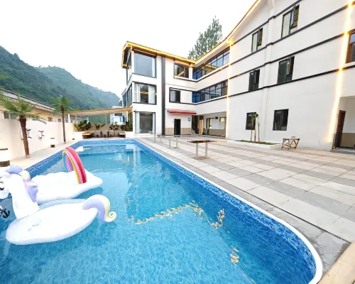 Lu Shi Tao man Jia Rong Jing min su Hoteles en Lushi