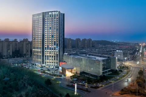 LEEZY HOTEL