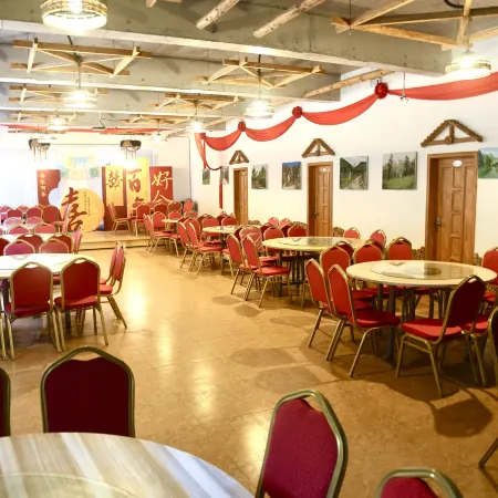 Linjiang Songxue Hotel