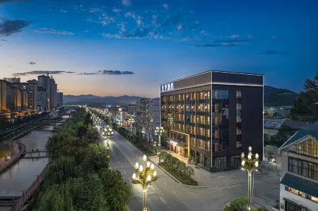 Huixian JinHui Avenue Branch of Quanji Hotel。 Отели рядом с достопримечательностью «Народная больница Города»