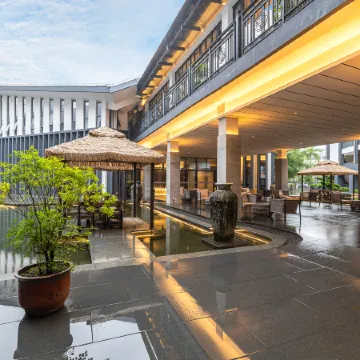 Jifeng International Hotel (Wanning High Speed Railway Station)