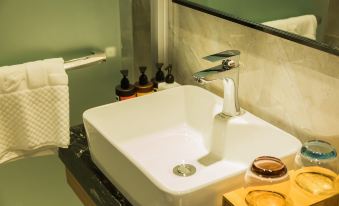 Baiyi Hotel(Zhenjiang Railway Station)