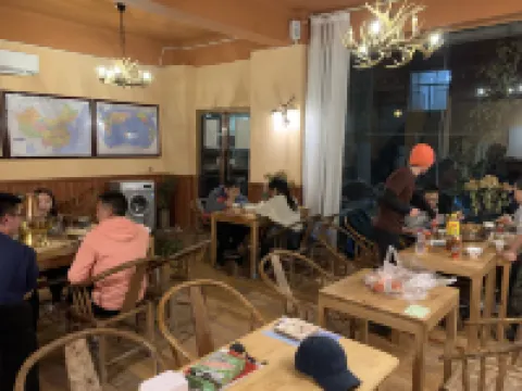 Four Sisters Mountain Knapsack International Hostel Hoteles en Xiaojin