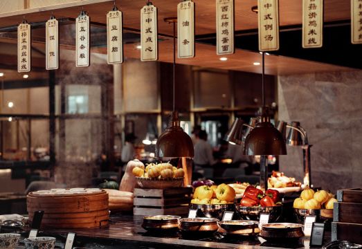 힐튼 타이저우의 레스토랑 또는 수영장