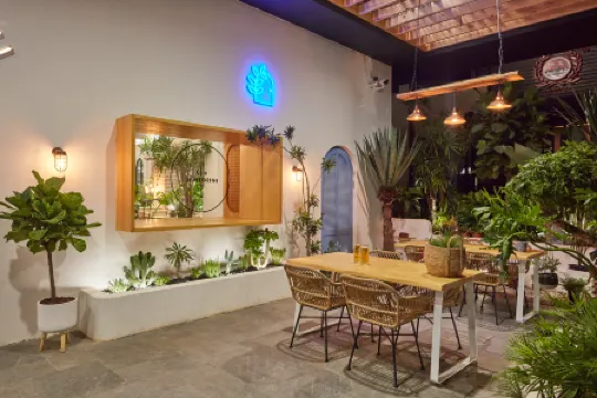 DAILY HOTEL (Guangzhou Panyu Changlong Xiajiao Metro Station Store) Отели рядом с достопримечательностью «HongShuWan JiaJu BoLan ZhongXin»