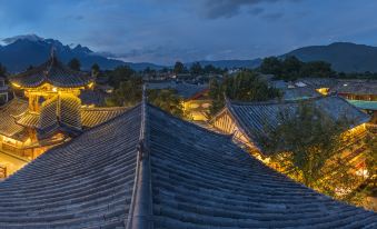 Walking Lijiang Yard (Baisha Ancient Town Branch)