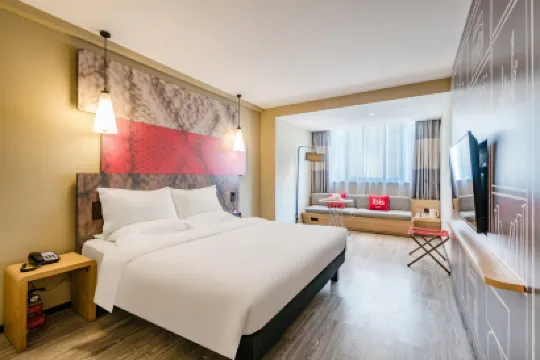 Ibin Hotel (Luoyang Baolong Square)