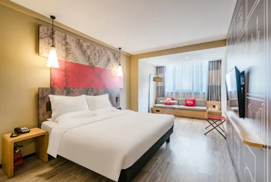 Ibin Hotel (Luoyang Baolong Square)