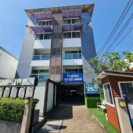 Poonsuk Place Hotel Отели рядом с достопримечательностью «Храм Ват-Пхо»