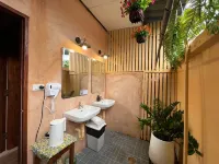The Snug & The Sierra Airportel Hotel dekat Phuket International Airport