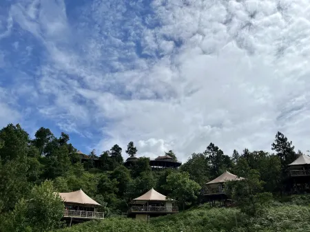 Kangteng Alulaka Tent Camping Hotel Отели рядом с достопримечательностью «The First Bend of Nujiang River»