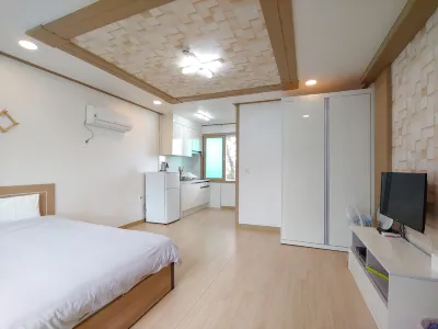 Jeju Oreum Pension Hotels near Dolgeobugi Suseok Bakmulkwan