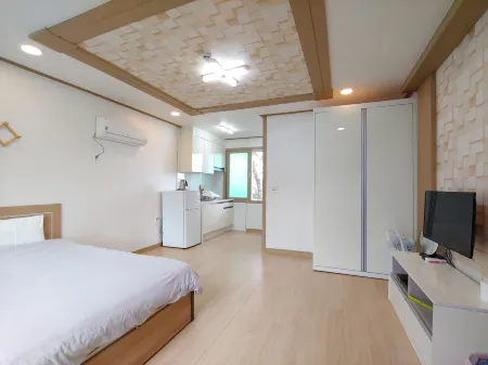 Jeju Oreum Pension Отели рядом с достопримечательностью «Dolgeobugi Suseok Bakmulkwan»