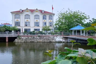 Dongxing Haihu Lvjingyuan Homestay Hotels near Wanwei Golden Beach
