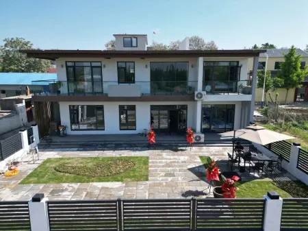 Weishan Xihu Homestay Отели в г. Вейшань