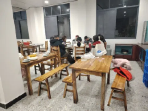 Xuanyue Restaurant Homestay - parking