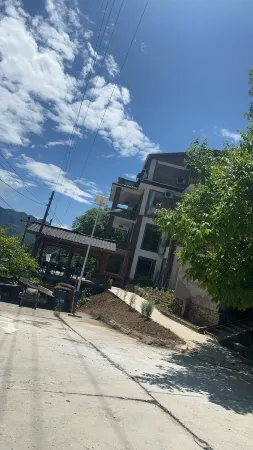 Baoxing Zhadi Homestay Отели рядом с достопримечательностью «Hongjun Changzheng Fanyue Jiajin Mountain Memorial Hall»