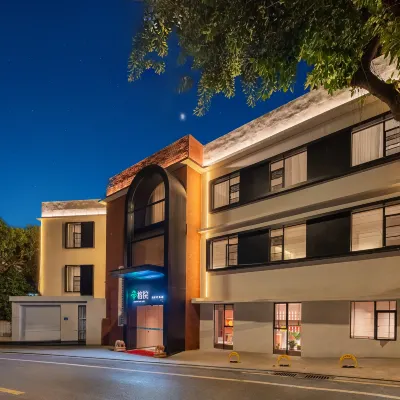 Guangzhouchangzhoudaorongyuan Hotels near Whampoa Military Academy Memorial Hall