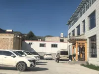Xiahe Gesang Yunju Homestay - parking
