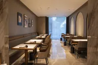 Yunlu Holiday Hotel (Huaibei Old Power Plant Kuiniu Sky Street) - parking