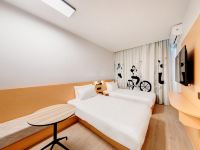海友酒店(太原高新区长风街地铁站店) - 趣味胶合板高级双床房
