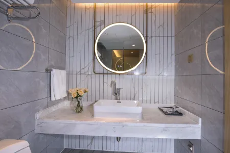 Vienna Classic Hotel (Jiahe Jiulaofeng Scenic Area) Отели в г. Цзяхэ