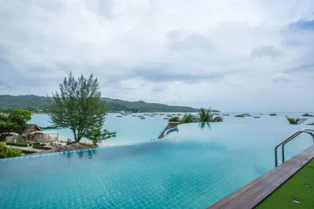 Phi Phi Cliff Beach Resort Отели рядом с достопримечательностью «Monkey Beach»