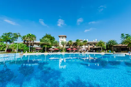 Country Garden Holiday Hot Spring Hotel Отели рядом с достопримечательностью «Mt. Yangjiao Forest Park»