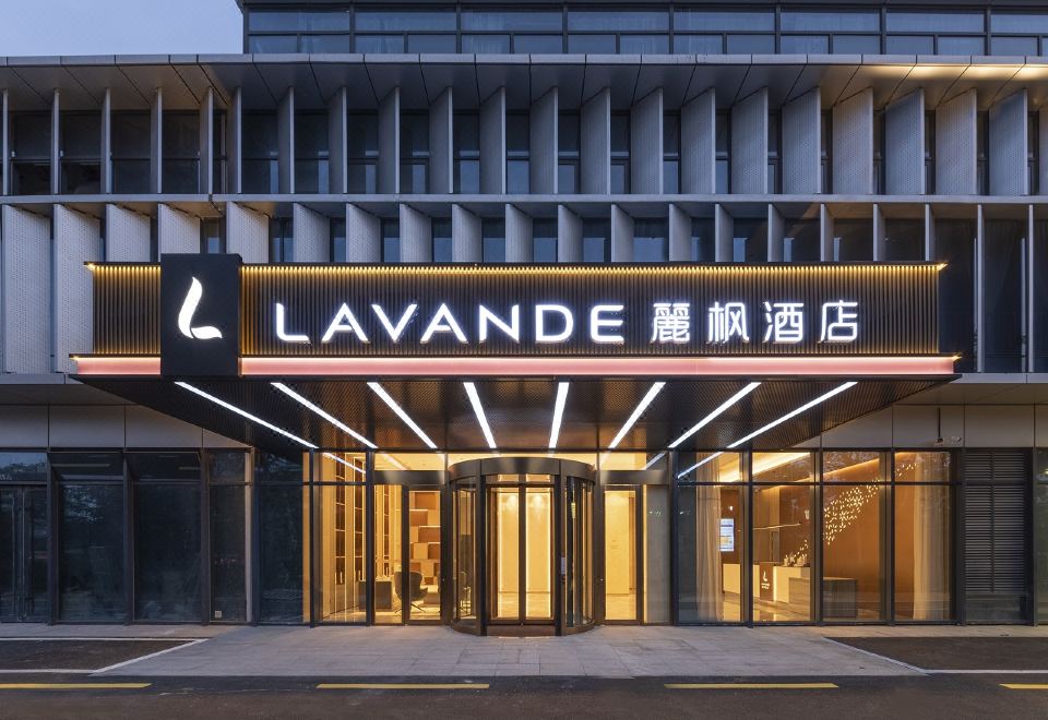 [라방 호텔의 깔끔하고 현대적인 레스토랑 공간. 조식을 즐기는 투숙객들의 모습.]