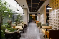 秋果飯店（呼和浩特內蒙古大學南校區五里營地鐵站店） - 停車場