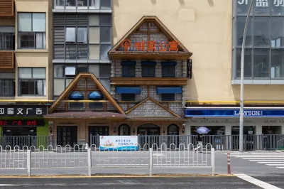 CJIA Apartment (Shanghai Yingao West Road Subway Station) Hotels near Lingang Xinyefang
