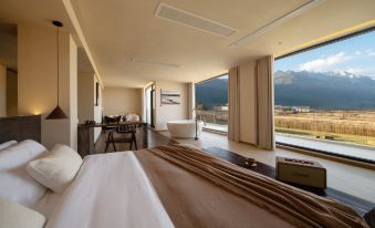 Lijiang Manqiwan Snow Mountain Ye She Min Su