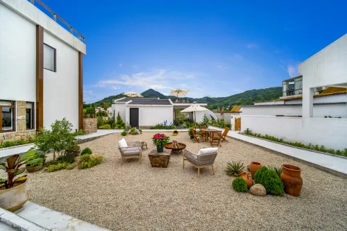 Jiuhua Mountain Spring Field Letter Guesthouse