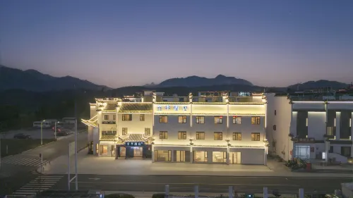 Hualuxe Hotel (Huangshan Yixian Hongcun Scenic Area South Gate Store)
