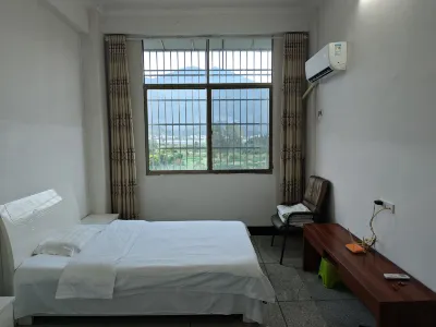 Jiuhong Homestay Hotels near Jiugong Mountain Galaxy Valley Drifting