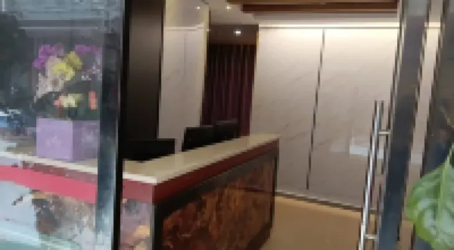 Xinxinrong Hotel (Kunming Railway Station Shuangqiao Night Market Style Street)