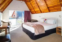 Mountain Chalets Motel Hotels in Ben Ohau
