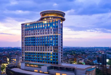 DoubleTree by Hilton Surabaya Отели рядом с достопримечательностью «Universitas Airlangga - Campus B»